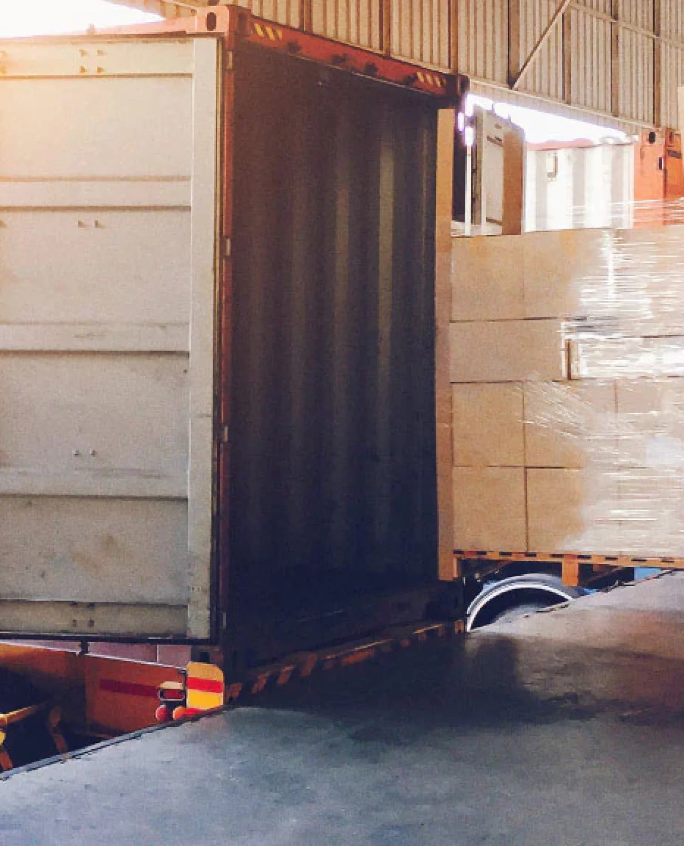 forklift-driver-loading-cargo-shipment_1024x576
